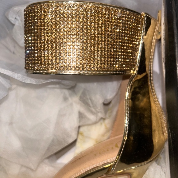 Olivia Ferragamo Gold Patent Heels - Picture 5 of 5